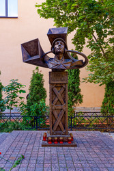 Памятник слепым слухачам, 2024 года. Скульптор: Мария Третьякова, первые наброски: Александр Сильянов, архитектор: Леонид Копыловский. Санкт-Петербург, улица Стрельнинская, дом 5–7 - donsun