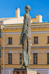 Ахматовой Анне Андреевне. 2006 год. Сквер между Шпалерной улицей и Воскресенской набережной. Скульптор Галина Васильевна Додонова, архитектор Владимир Александрович Реппо. Бронза. Сооружен на средства Юрия Юрьевича Жорно. Высота статуи - 300 см, постамент - donsun