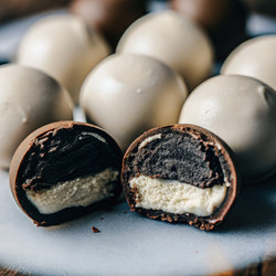 Вкусные шоколадные десертные шарики на тарелке с кремовой начинкой. Генеративный искусственный интеллект - RomanZ