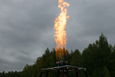 Пламя из газовой горелки. Подготовка аэростата (воздушного шара с корзиной) к взлету - kostya6969