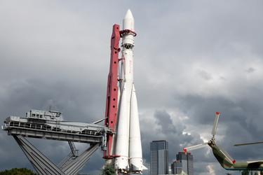 Ракета-носитель "Восток" перед павильоном № 34 Центра космонавтики и авиации на Выставке достижений народного хозяйства (ВДНХ). Москва, Россия - kostya6969