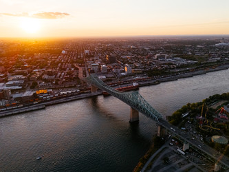 Вид с воздуха на закат над мостом Жака Картье через реку Святого Лаврентия в Монреале, Квебек, Канада - EOS_Canon