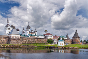Живописный вид на Соловецкий монастырь в России с Белого моря. Древний православный крепостной комплекс на фоне неба - borisb17