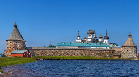Соловецкий монастырь в России, вид со Святого озера. Древняя православная крепость и церкви на фоне неба - borisb17