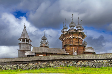 Церковь Покрова Пресвятой Богородицы в Кижи, Россия. Деревянная православная церковь, историческая достопримечательность, фон в стиле неба - borisb17