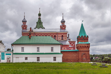 Исторический комплекс монастыря Святого Николая в Старой Ладоге, Россия. Фон с изображением православного христианского здания в стиле неба - borisb17
