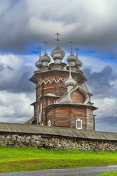 Церковь Покрова Пресвятой Богородицы в Кижи, Россия. Деревянная православная церковь, историческая достопримечательность, фон в стиле неба - borisb17