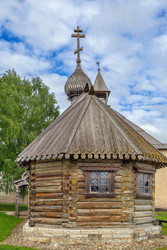 Русская православная деревянная часовня в Старой Ладоге, Россия, вид из апсиды. Традиционная бревенчатая архитектура на фоне неба - borisb17