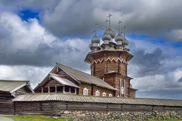 Церковь Покрова Пресвятой Богородицы в Кижи, Россия. Деревянная православная церковь, историческая достопримечательность, фон в стиле неба - borisb17