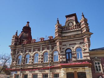 Г. Иркутск. Дом Файнберга. Irkutsk (marka)  Дом купца Исая Матвеевича Файнберга. Построен в 1900–1902 годах. Архитектурная достопримечательность Иркутска. В здании расположен Иркутский областной художественный колледж им. И. Л. Копылова - marka