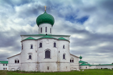 Вид на апсиду Троицкого собора в Свирском, Россия. Архитектура православной каменной церкви в стиле барокко, стены побелены - borisb17