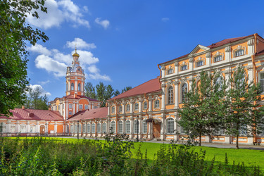 Митрополия в Александро-Невской лавре, Санкт-Петербург, Россия, вид спереди. Архитектура каменного монастыря в стиле барокко - borisb17