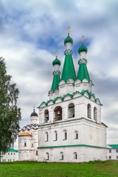 Колокольня монастыря в Свирском, Россия, вид спереди. Архитектура каменной церкви в стиле барокко, колокольня, белые стены - borisb17