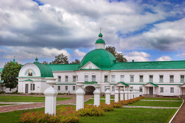 Входная церковь Святого Николая в Свирском, Россия, вид спереди. Классическая каменная монастырская архитектура, святые ворота - borisb17