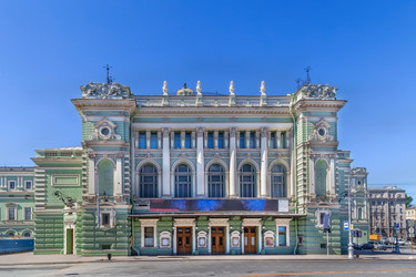 Фасад здания Мариинского театра в Санкт-Петербурге, Россия. Каменная архитектура в стиле необарокко, зеленый фасад - borisb17