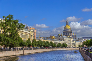 Набережная реки Мойки в Санкт-Петербурге, Россия. Исторический городской пейзаж с Исаакиевским собором и его золотым куполом - borisb17