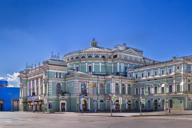 Здание Мариинского театра в Санкт-Петербурге, Россия. Каменная архитектура в стиле необарокко, вид в три четверти - borisb17