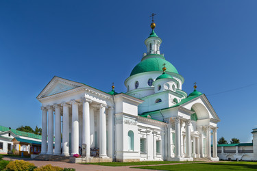 Димитриевский собор в Спасо-Яковлевском монастыре, Ростов, Россия. Классическая каменная церковная архитектура, вид спереди - borisb17