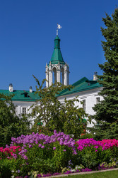Угловая башня Спасо-Яковлевского монастыря в Ростове, Россия. Историческая каменная архитектура, вид из цветочного сада - borisb17