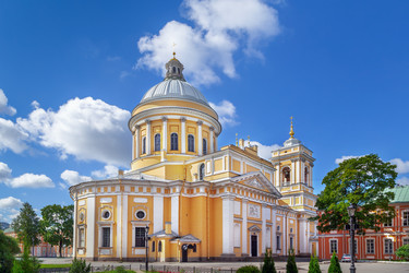 Собор Святой Троицы в Александро-Невской лавре, Санкт-Петербург, Россия. Каменный храм в стиле классицизма, вид на апсиду внутреннего двора - borisb17