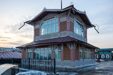 Улица с типичными русскими бревенчатыми домами, расположенная в центре Иркутска - gumbao