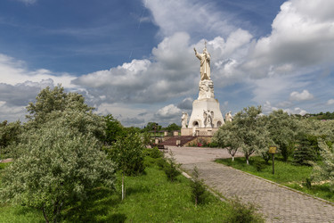 Городской пейзаж летнего парка и белые скульптуры ангелов и Иисуса Христа в православном храмовом комплексе Петра и Павла в городе Есентуки, «Путешествие по Кавказу: минеральные воды» - gumbao