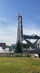 Ракета-носитель «Восток» на ВДНХ, вертикальный кадр на фоне неба - ST2012E5