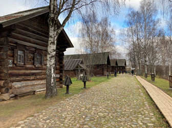 Деревенская улица с деревянными домами и брусчаткой в Костромской слободе - ST2012E5