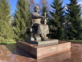 Памятник Юрию Долгорукому в Костроме на фоне елей после дождя - ST2012E5