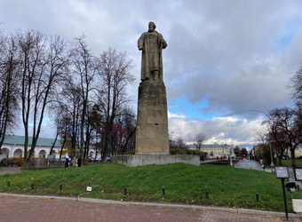 Памятник Сусанину в Костроме поздней осенью на фоне Торговых рядов, предзимье - ST2012E5