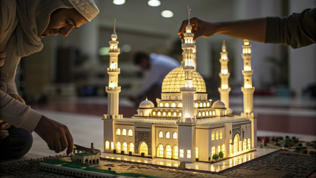 Дома руки строят светящуюся мечеть из кубиков Lego. Генеративный искусственный интеллект - RomanZ