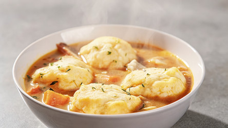 Вкуснейшие куриные пельмени, подаваемые в дымящейся миске. Генеративный искусственный интеллект - RomanZ