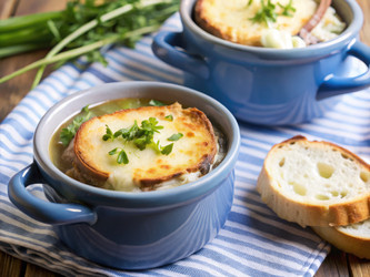 Вкусный французский луковый суп с расплавленным сыром в тарелке. Генеративный ИИ - RomanZ
