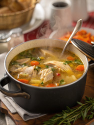 Свежеприготовленный суп из старой курицы в черном горшочке. Генеративный ИИ - RomanZ