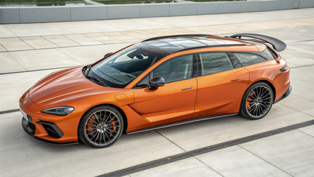 Универсал McLaren Family Sports Wagon в современном городском пейзаже. Генеративный искусственный интеллект - RomanZ