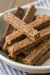 Домашние батончики из говядины и сладкого картофеля в стандартных масштабах. Генеративный ИИ - RomanZ