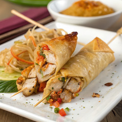 Вкусные роллы с курицей сатай, приготовленные из свежих ингредиентов. Генеративный искусственный интеллект - RomanZ