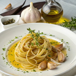 Вкусные спагетти с чесноком и оливковым маслом в мягком свете. Генеративный ИИ - RomanZ