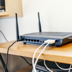 Современная настройка Wi-Fi роутера на деревянном столе. Генеративный ИИ - RomanZ