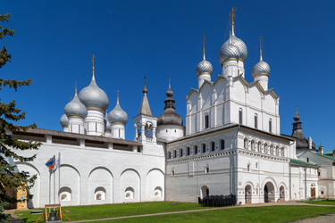 Фасад ворот церкви Воскресения Христова в Ростове, Россия. Древние купола собора видны за крепостной стеной - borisb17