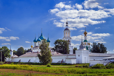 Панорамный вид на Толгский монастырь под Ярославлем, Россия. Древняя православная архитектура за крепостными стенами - borisb17