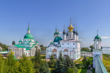 Вид со стены Спасо-Яковлевского монастыря в Ростове, Россия. Древняя православная архитектура при дневном свете - borisb17