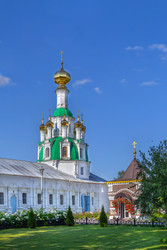 Вид на внутренний двор храма Преображения Господня в Толгском монастыре, Россия. Православная архитектура с небольшими куполами - borisb17