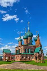 Фасад церкви Святого Иоанна Златоуста в Ярославле, Россия. Древняя православная кирпичная архитектура при дневном свете - borisb17