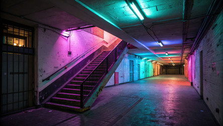 Пустая лестничная клетка с разноцветной неоновой подсветкой в городской среде. Генеративный ИИ - RomanZ