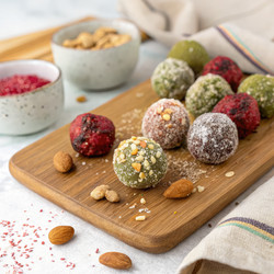 Вкусные веганские шарики на деревянном подносе. Генеративный искусственный интеллект - RomanZ