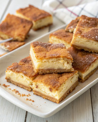 Вкусные чизкейки-батончики «Сопапилья» подаются на блюде. Генеративный искусственный интеллект - RomanZ