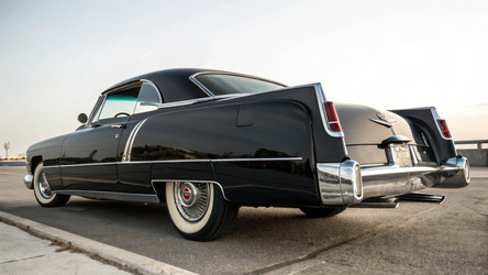 Классический черный Cadillac Eldorado припаркован на закате. Генеративный ИИ - RomanZ