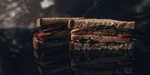 Вкусный сэндвич из свежих ингредиентов в стандартном масштабе. Генеративный ИИ - RomanZ