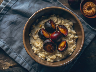 Вкусный рисовый пудинг с жареными сливами в миске. Генеративный искусственный интеллект - RomanZ